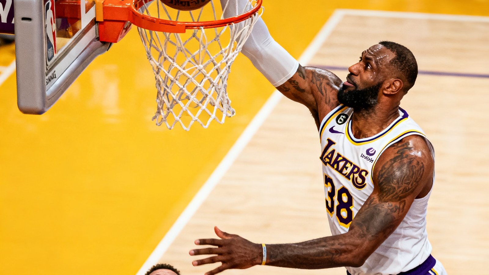 NBA湖人队詹姆斯突破暴扣的精彩慢镜头回放，38岁的老将全力起跳单手劈扣，篮筐微微震颤，对手防守球员只能仰望